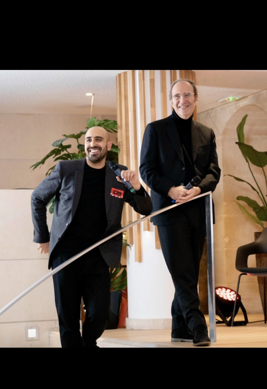 Rassam sur scène avec un invité